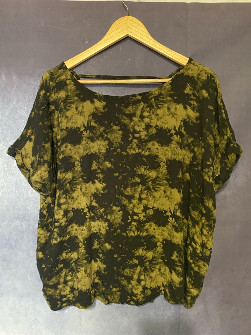 Rock & Republic Olive & Black Tie-Dye Scoop Neck Blouse